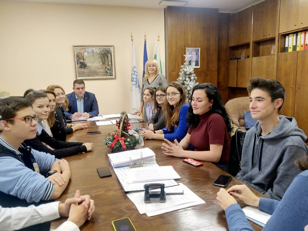 Първата среща между младежи от Младежки парламент към Общински младежки дом и Председателя на Общинския съвет в Русе